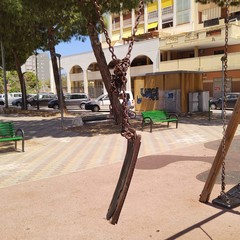 Parchi giochi cittadini nel degrado