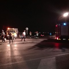 Impatto tra due auto sul cavalcaferrovia all'uscita Barletta Sud