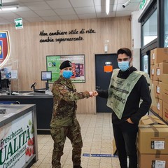 Militare dell'82° Rgt fanteria Torino presso il supermercato LIDL di Barletta
