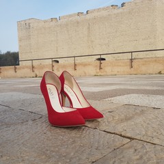 Scarpe rosse al castello contro la violenza sulle donne