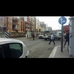 Camion sradica la barriera del passaggio a livello di via Milano