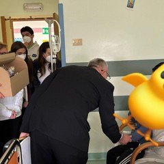 Capitaneria di Porto di Barletta e WorkAut in Pediatria per una Pasqua di dolcezza