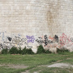 Deturpate da ignoti vandali le Mura del Carmine