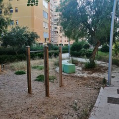 Parco giochi di via Ungaretti nel totale degrado