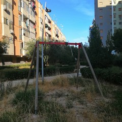 Parco giochi di via Ungaretti nel totale degrado