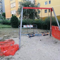 Parco giochi di via Ungaretti nel totale degrado