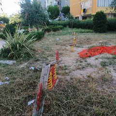 Parco giochi di via Ungaretti nel totale degrado