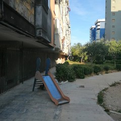 Parco giochi di via Ungaretti nel totale degrado