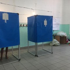 Al voto con le norme anti Covid-19, le immagini dei seggi di Barletta