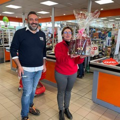 Alessandra della Cooperativa Work Aut con il pacco regalo