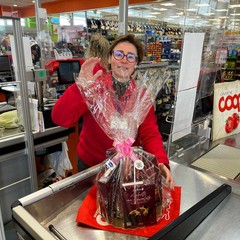 Alessandra della Cooperativa Work Aut con il pacco regalo