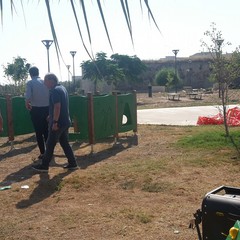 Panchine danneggiate e rifiuti nel parco “Pietro Mennea”