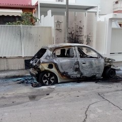 Notte di fuoco in via Amendola: in fiamme tre automobili