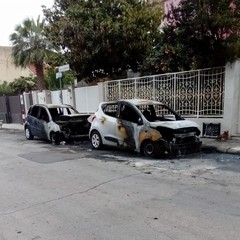 Notte di fuoco in via Amendola: in fiamme tre automobili