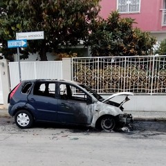 Notte di fuoco in via Amendola: in fiamme tre automobili