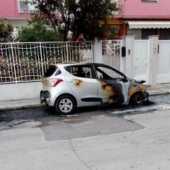 Notte di fuoco in via Amendola: in fiamme tre automobili