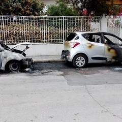 Notte di fuoco in via Amendola: in fiamme tre automobili