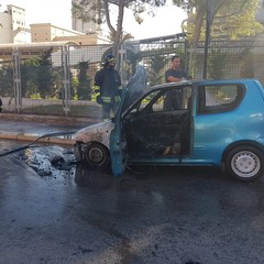 Auto in fiamme