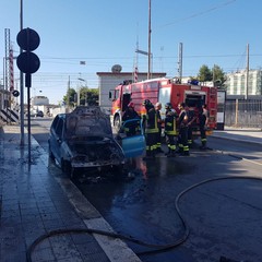 Auto in fiamme