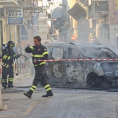 Auto incendiata in via Canne