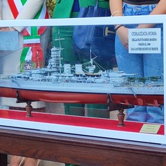 Il modellino della Corazzata Roma donato alla capitaneria di porto di Barletta