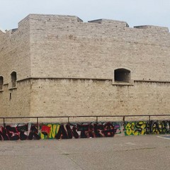 Insani atti di vandalismo al castello di Barletta, graffiti deturpano i giardini
