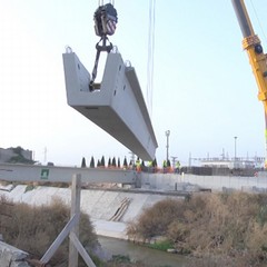 Lavori al canale Ciappetta-Camaggi, installate 3 travi da ponte