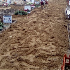 Cimitero di Barletta, la terra copre il fango