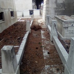 Cimitero di Barletta, buche pericolose ed erbacce