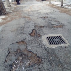 Cimitero di Barletta, buche pericolose ed erbacce