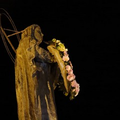 Consegnata corona di fiori alla statua della Madonna