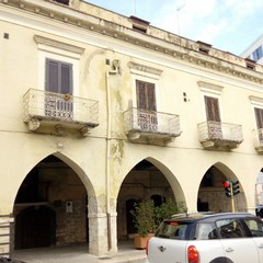 Degrado a vista per lo storico Palazzo Pretorio di Barletta