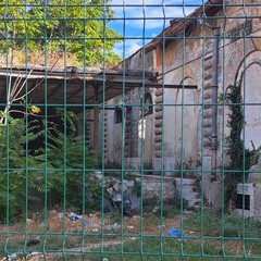 Degrado nell'ex distilleria