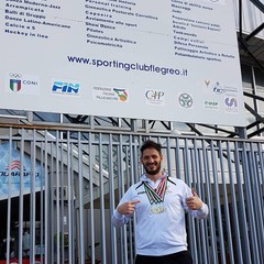 Il nuotatore barlettano Fedele Cafagna festeggia le medaglie al 3° Trofeo Flegreo