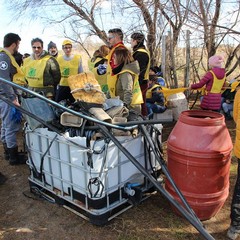 Volontari e associazioni di Barletta raccolgono rifiuti alla foce dell'Ofanto