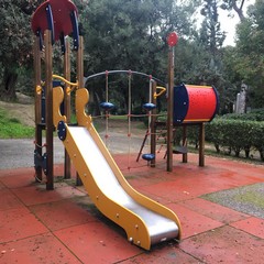 Giostrine riparate in villa Bonelli