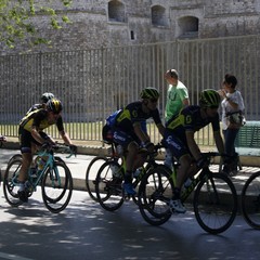 Giro d'Italia, un bagno di folla tra le strade di Barletta