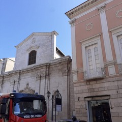 Calcinacci caduti da Palazzo De Martino nel centro di Barletta