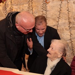 Nonna Vincenza compie 100 anni, l'abbraccio della famiglia