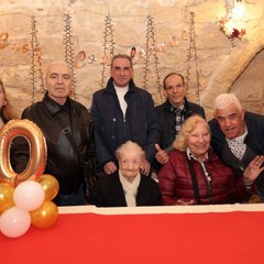 Nonna Vincenza compie 100 anni, l'abbraccio della famiglia