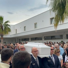 Barletta in silenzio per il piccolo Checco: commozione per l’ultimo saluto