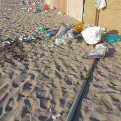 Inciviltà sulla spiaggia per la Notte di San Lorenzo: prima e dopo