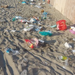 Inciviltà sulla spiaggia per la Notte di San Lorenzo: prima e dopo