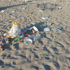 Inciviltà sulla spiaggia per la Notte di San Lorenzo: prima e dopo