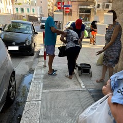 Conca pericolosa nel quartiere Medaglie d'Oro, i cittadini si attrezzano con un cartello