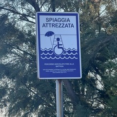 Incendiati i servizi per disabili sulla spiaggia di Barletta