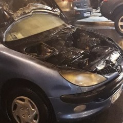 Incendio in corso Garibaldi, prende fuoco un'automobile