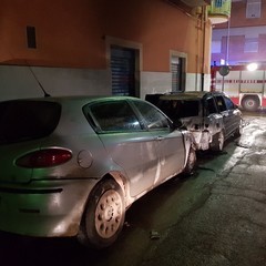 Incendio in via Giovanni Bovio, danni a due automobili