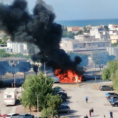 Incendio nel parcheggio dell'ospedale Dimiccoli di Barletta