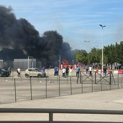 Incendio nel parcheggio dell'ospedale Dimiccoli di Barletta